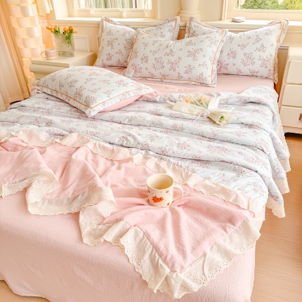 91家纺网 家纺一手货源 找家纺 （总）【苏东来】2025小清新韩版印花蕾丝花边皱皱棉工艺款拼接单夏被四件套韩式赫本碎花荷叶边夏凉被子空调被双人春秋被可水洗