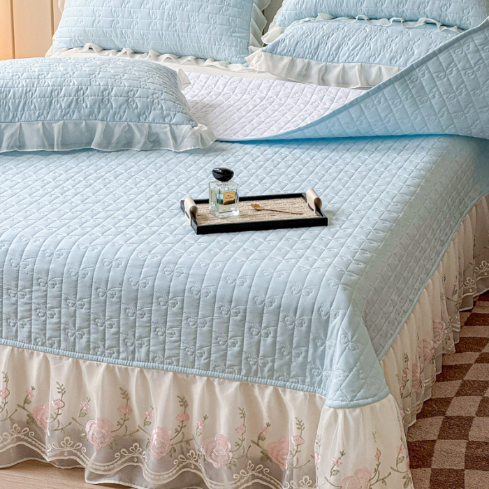 91家纺网 家纺一手货源 找家纺 苏米娜2025春夏韩版公主风水洗棉蕾丝床盖款夏被四件套法式蕾丝花边床裙款四件套 艾薇—梦幻蓝 