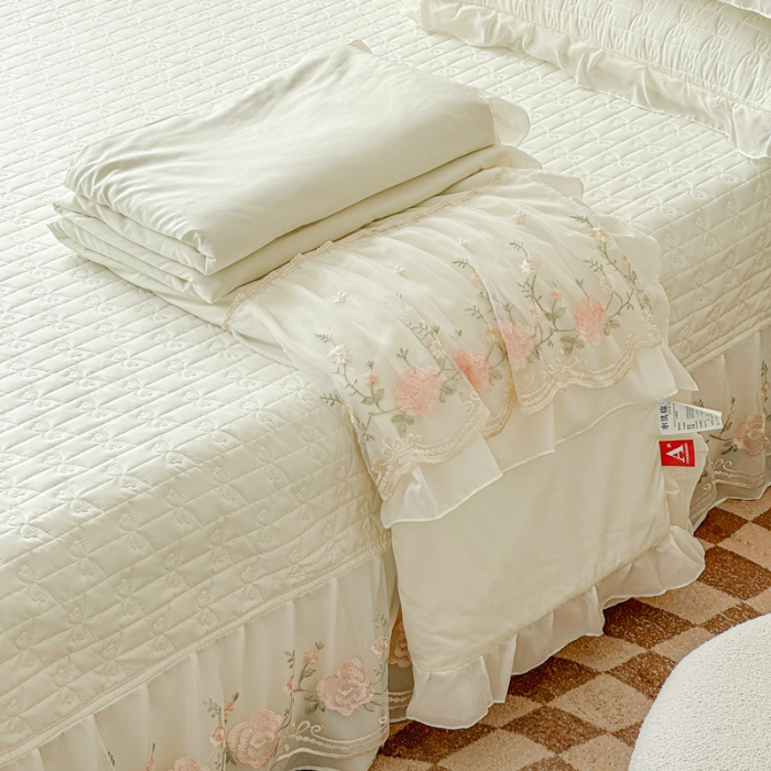 91家纺网 家纺一手货源 找家纺 苏米娜2025春夏韩版公主风水洗棉蕾丝床盖款夏被四件套法式蕾丝花边床裙款四件套 艾薇—奶白 