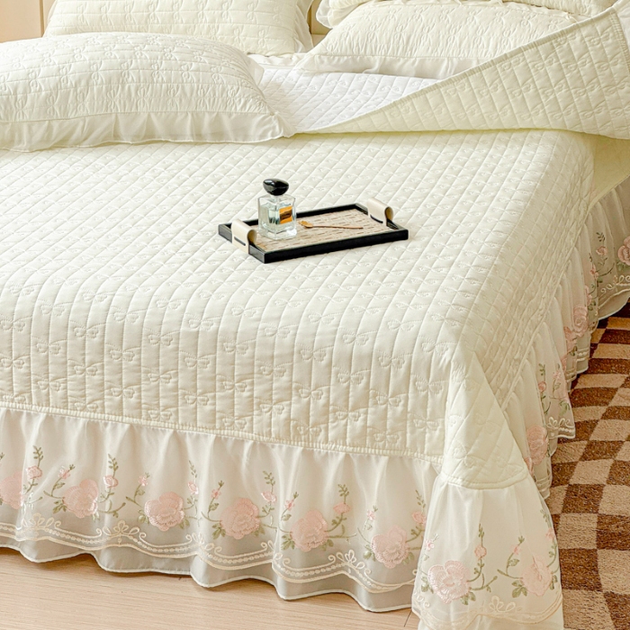 91家纺网 家纺一手货源 找家纺 苏米娜2025春夏韩版公主风水洗棉蕾丝床盖款夏被四件套法式蕾丝花边床裙款四件套 艾薇—奶白 