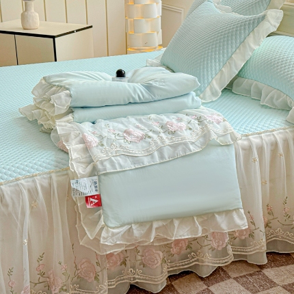 91家纺网 家纺一手货源 找家纺 漫布云2025新款夏季A类甄选PE凉感丝花边床裙款冰豆豆凉席床盖三件套春夏韩版公主风水洗棉蕾丝夏被 梦幻—薄荷绿  