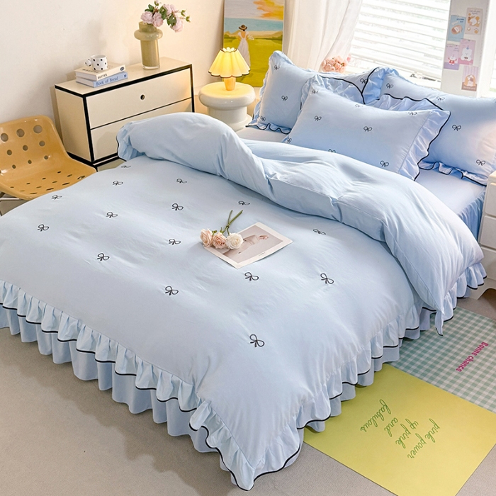 91家纺网 家纺一手货源 找家纺 苏米娜2025春夏新品韩版超柔水洗棉蝴蝶结刺绣针织棉双层纱纯棉棉麻全棉小香风公主风床裙款四件套   蝶儿飞飞—婴儿蓝 