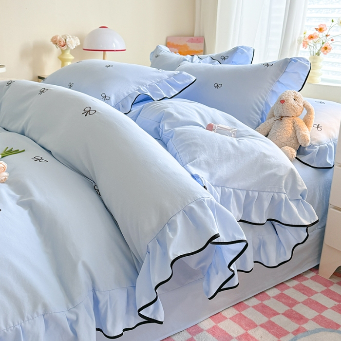 91家纺网 家纺一手货源 找家纺 苏米娜2025春夏新品韩版超柔水洗棉蝴蝶结刺绣针织棉双层纱纯棉棉麻全棉小香风公主风床裙款四件套   蝶儿飞飞—婴儿蓝 