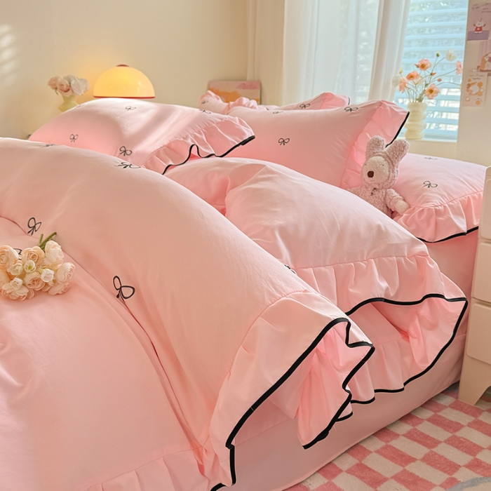 91家纺网 家纺一手货源 找家纺 苏米娜2025春夏新品韩版超柔水洗棉蝴蝶结刺绣针织棉双层纱纯棉棉麻全棉小香风公主风床裙款四件套 蝶儿飞飞—樱花粉