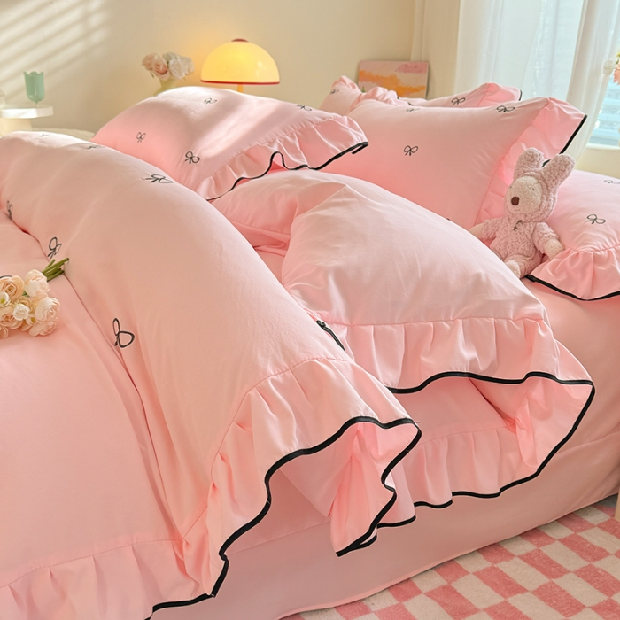 91家纺网 家纺一手货源 找家纺 苏米娜2025春夏新品韩版超柔水洗棉蝴蝶结刺绣针织棉双层纱纯棉棉麻全棉小香风公主风床裙款四件套 蝶儿飞飞—樱花粉