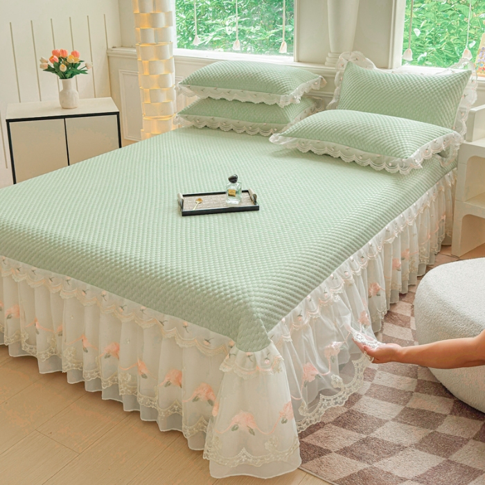 91家纺网 家纺一手货源 找家纺 苏米娜2025夏季甄选A类凉豆豆纯色系蕾丝花边床裙款床单款床盖床单凉席三件套蕾丝床盖款凉席三件套  唯爱-新芽绿 