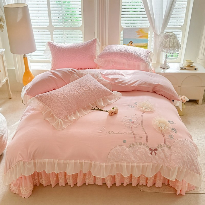 91家纺网 家纺一手货源 找家纺 苏米娜2026春夏新品韩版公主风超柔水洗棉床盖四件套刺绣针织棉双层纱纯棉棉麻全棉公主风床盖款四件套 秘密花园—樱花粉  