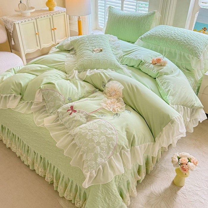 91家纺网 家纺一手货源 找家纺 苏米娜2026春夏新品韩版公主风超柔水洗棉床盖四件套刺绣针织棉双层纱纯棉棉麻全棉公主风床盖款四件套  秘密花园—新芽绿
