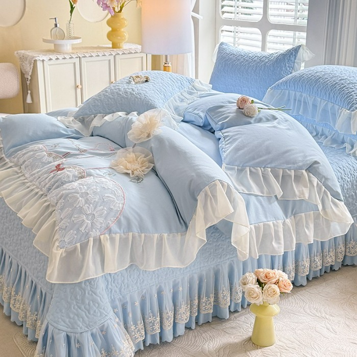 91家纺网 家纺一手货源 找家纺 苏米娜2026春夏新品韩版公主风超柔水洗棉床盖四件套刺绣针织棉双层纱纯棉棉麻全棉公主风床盖款四件套  秘密花园—婴儿蓝