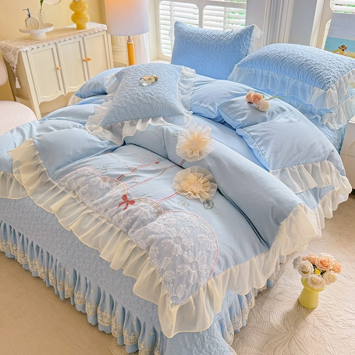 91家纺网 家纺一手货源 找家纺 苏米娜2026春夏新品韩版公主风超柔水洗棉床盖四件套刺绣针织棉双层纱纯棉棉麻全棉公主风床盖款四件套  秘密花园—婴儿蓝