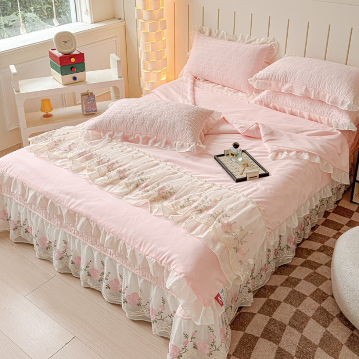91家纺网 家纺一手货源 找家纺 苏米娜2025春夏韩版公主风水洗棉蕾丝床盖款夏被四件套法式蕾丝花边床裙款四件套 艾薇—少女粉