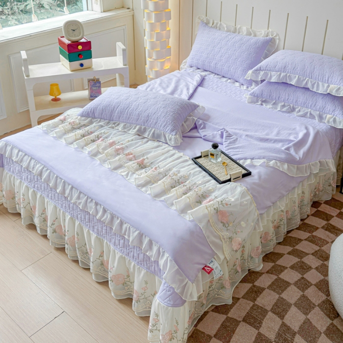 91家纺网 家纺一手货源 找家纺 苏米娜2025春夏韩版公主风水洗棉蕾丝床盖款夏被四件套法式蕾丝花边床裙款四件套  艾薇—香芋紫