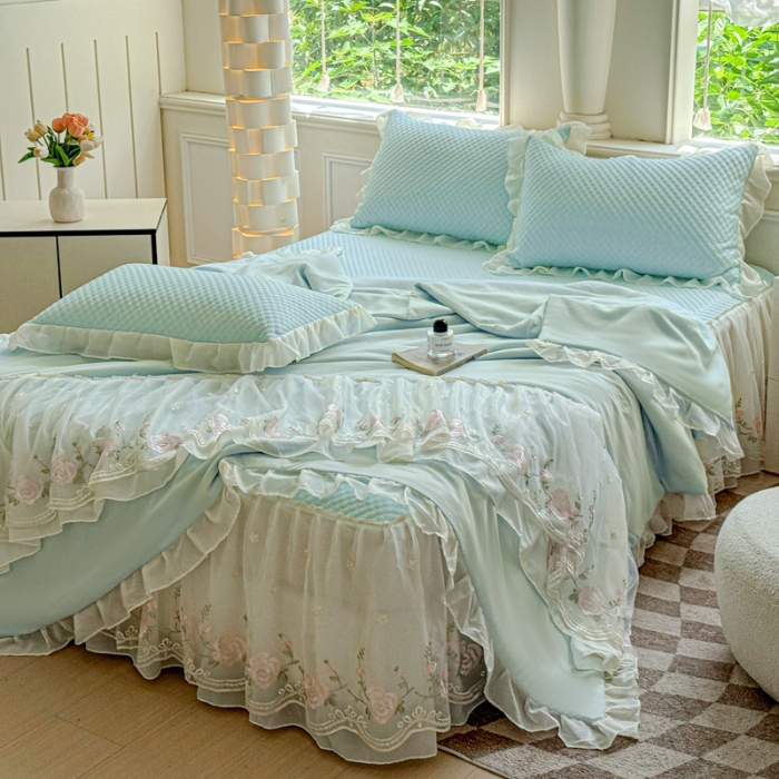 91家纺网 家纺一手货源 找家纺 苏米娜2025新款A类PE凉感丝花边床裙款冰豆豆凉席床裙三件套春夏韩版公主风水洗棉蕾丝凉豆豆凉席夏被四件套 梦幻—梦幻蓝