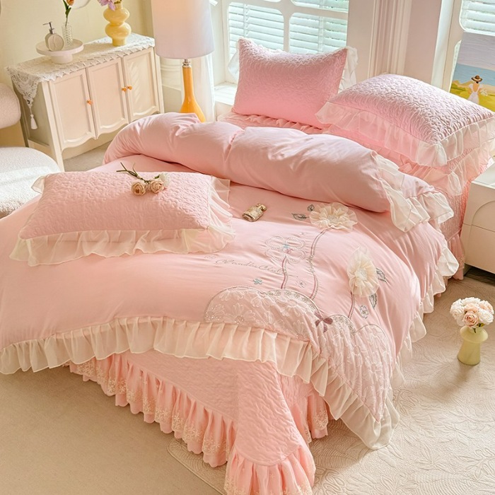 91家纺网 家纺一手货源 找家纺 苏米娜2026春夏新品韩版公主风超柔水洗棉床盖四件套刺绣针织棉双层纱纯棉棉麻全棉公主风床盖款四件套 秘密花园—樱花粉