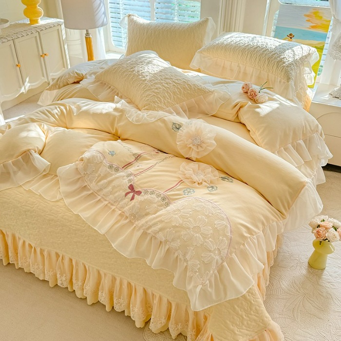 91家纺网 家纺一手货源 找家纺 苏米娜2026春夏新品韩版公主风超柔水洗棉床盖四件套刺绣针织棉双层纱纯棉棉麻全棉公主风床盖款四件套   秘密花园—嫩黄 