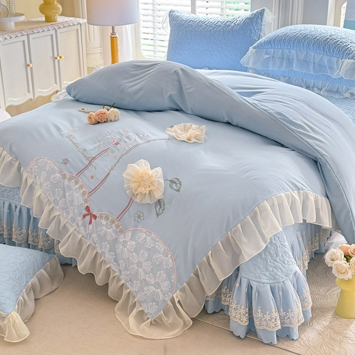 91家纺网 家纺一手货源 找家纺 苏米娜2026春夏新品韩版公主风超柔水洗棉床盖四件套刺绣针织棉双层纱纯棉棉麻全棉公主风床盖款四件套  秘密花园—婴儿蓝