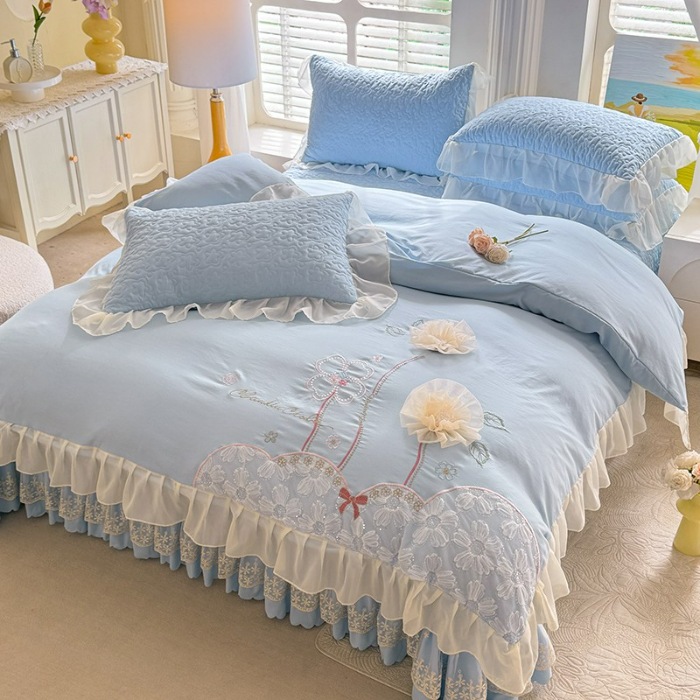 91家纺网 家纺一手货源 找家纺 苏米娜2026春夏新品韩版公主风超柔水洗棉床盖四件套刺绣针织棉双层纱纯棉棉麻全棉公主风床盖款四件套  秘密花园—婴儿蓝