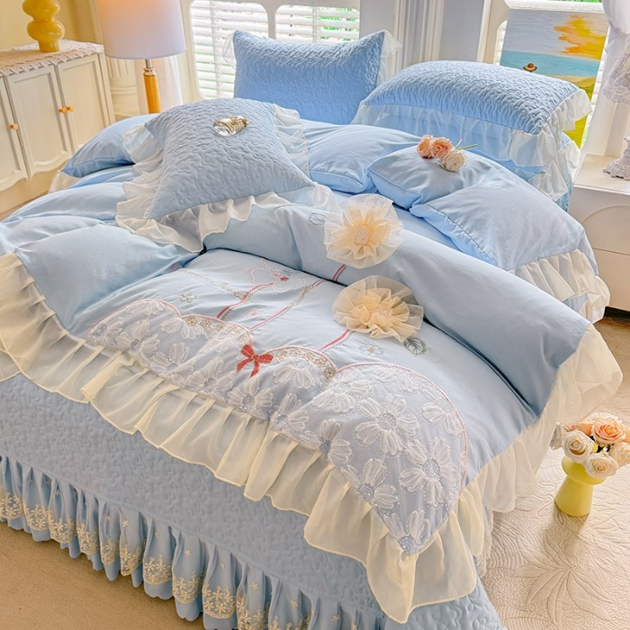 91家纺网 家纺一手货源 找家纺 苏米娜2026春夏新品韩版公主风超柔水洗棉床盖四件套刺绣针织棉双层纱纯棉棉麻全棉公主风床盖款四件套  秘密花园—婴儿蓝