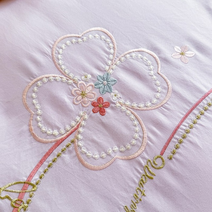 91家纺网 家纺一手货源 找家纺 苏米娜2026春夏新品韩版公主风超柔水洗棉床盖四件套刺绣针织棉双层纱纯棉棉麻全棉公主风床盖款四件套  秘密花园—梦幻紫