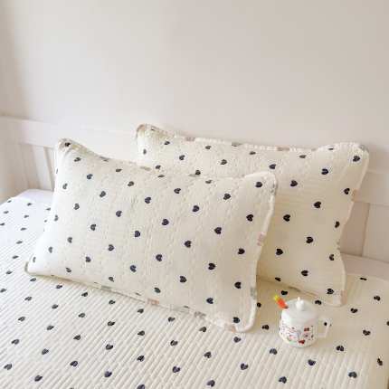 2025新款夹棉枕套水洗棉印花卡通夹棉绗缝枕套 爱心