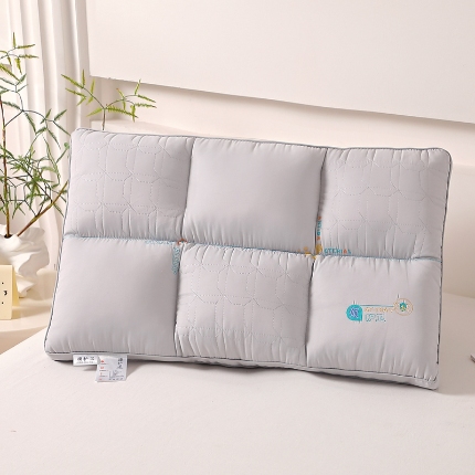 91家纺网 家纺一手货源 找家纺 全棉分区羽丝护颈枕 全棉羽丝枕 羽丝绒枕芯 分区枕 全棉护颈枕