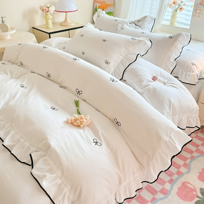 91家纺网 家纺一手货源 找家纺 苏米娜2025春夏新品韩版超柔水洗棉蝴蝶结刺绣针织棉双层纱纯棉棉麻全棉小香风公主风床裙款四件套 蝶儿飞飞-奶昔白