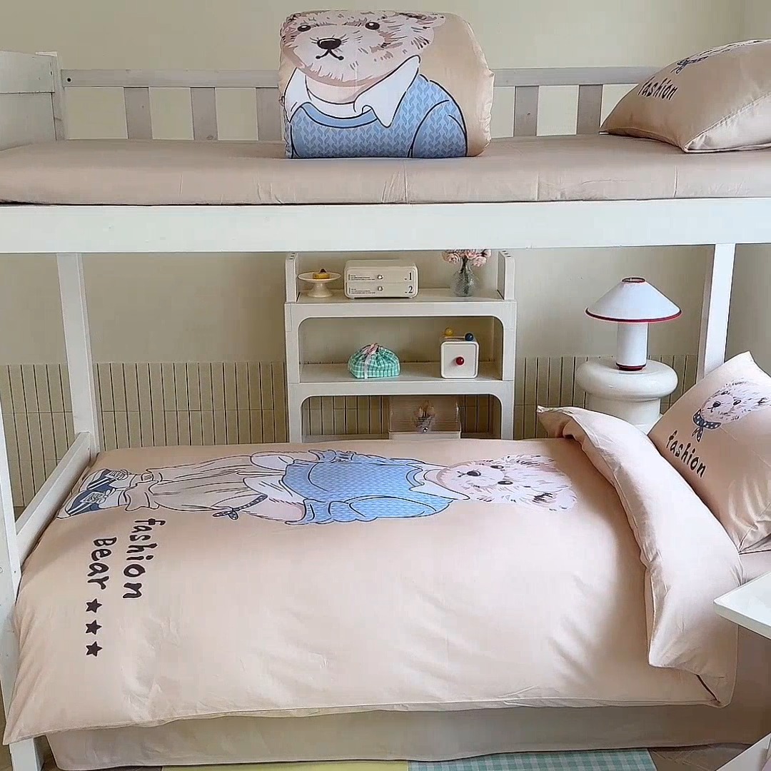 91家纺网 家纺一手货源 找家纺 （总）新方向 2025新款学生季上下铺全棉长绒棉纯棉数码印花卡通三件套四件套-小熊比尔