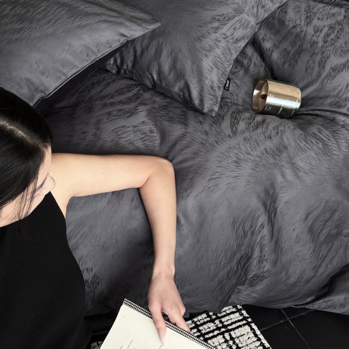 91家纺网 家纺一手货源 找家纺 2025新款秋冬款100S长绒棉提花系列四件套-月光拿铁 （标准会员-20元） 深灰