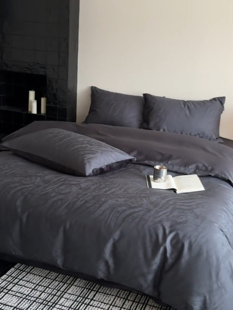 91家纺网 家纺一手货源 找家纺 2025新款秋冬款100S长绒棉提花系列四件套-月光拿铁 （标准会员-20元） 深灰