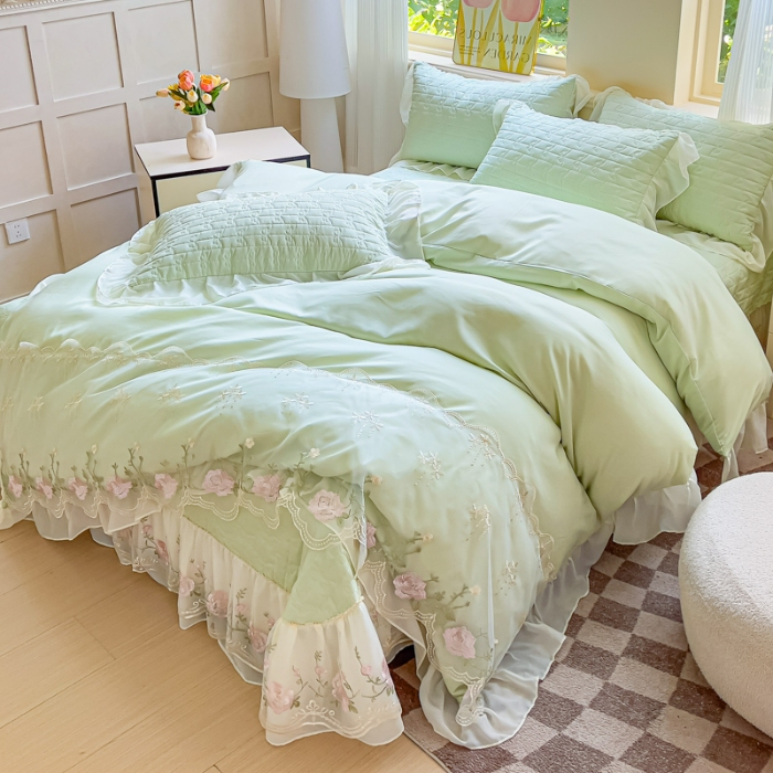 91家纺网 家纺一手货源 找家纺 漫布云家纺2025春夏韩版法式公主风水洗棉床盖款多功能被套 夏被床盖四件套多功能二合一水洗棉夹泡泡棉小竺棉棉床裙款  花恋-奶油绿