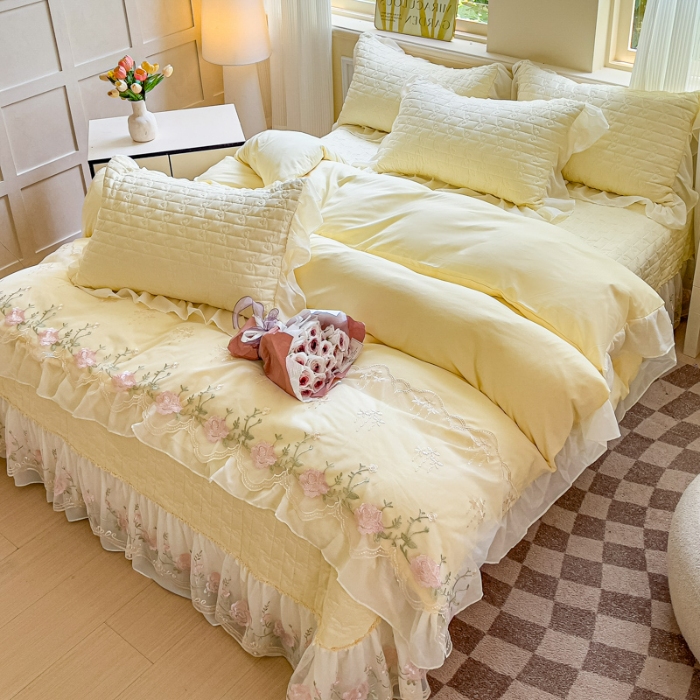 91家纺网 家纺一手货源 找家纺 漫布云家纺2025春夏韩版法式公主风水洗棉床盖款多功能被套 夏被床盖四件套多功能二合一水洗棉夹泡泡棉小竺棉棉床裙款 花恋-嫩黄