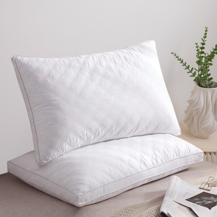 91家纺网 家纺一手货源 找家纺 兴丝露枕芯 亲肤绗缝三线格枕芯 羽丝枕 中高枕头