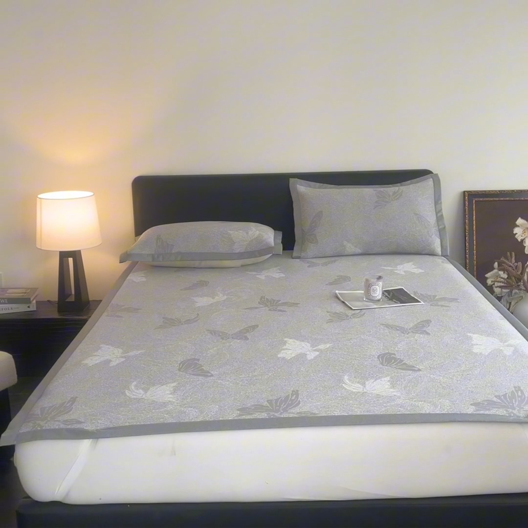 91家纺网 家纺一手货源 找家纺 （总）新方向 2025新款 专版花型 A类PE提花凉席养身席-翩翩起舞