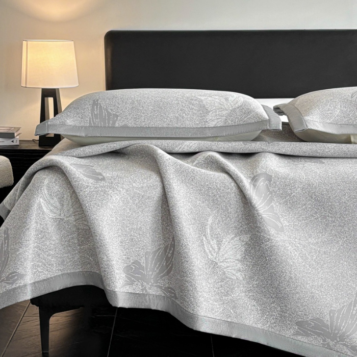 91家纺网 家纺一手货源 找家纺 （总）新方向 2025新款 专版花型 A类PE提花凉席养身席-翩翩起舞