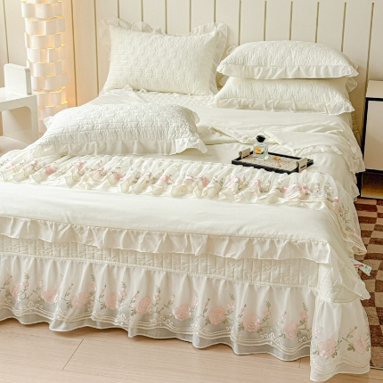 91家纺网 家纺一手货源 找家纺 漫布云2025春夏新款韩版公主风水洗棉蕾丝床盖款夏被四件套法式蕾丝花边床裙款三件套 艾薇-少女粉