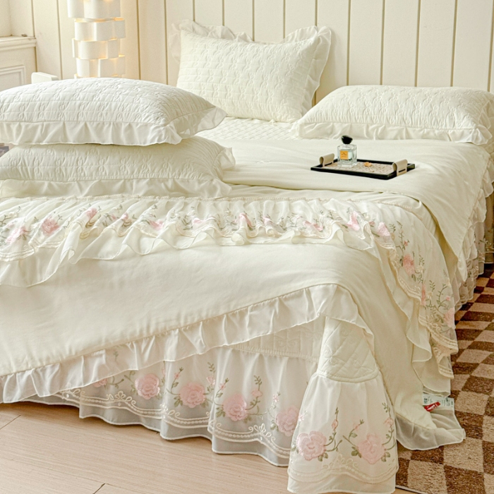 91家纺网 家纺一手货源 找家纺 漫布云2025春夏新款韩版公主风水洗棉蕾丝床盖款夏被四件套法式蕾丝花边床裙款三件套 艾薇-奶白