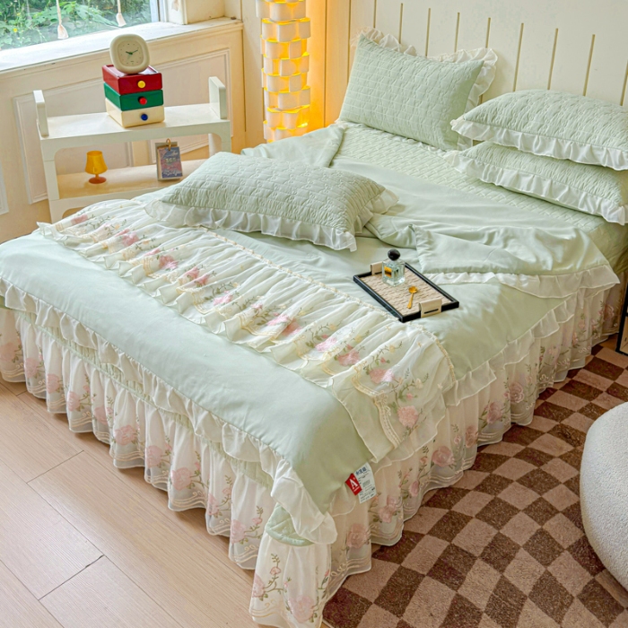 91家纺网 家纺一手货源 找家纺 漫布云2025春夏新款韩版公主风水洗棉蕾丝床盖款夏被四件套法式蕾丝花边床裙款三件套 艾薇-新芽绿