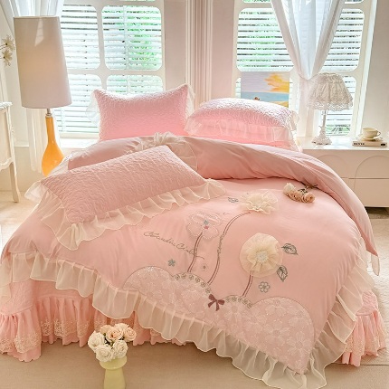 91家纺网 家纺一手货源 找家纺 苏米娜2025春夏新品韩版公主风超柔水洗棉床盖四件套刺绣针织棉双层纱纯棉棉麻全棉公主风床盖款四件套  秘密花园—新芽绿