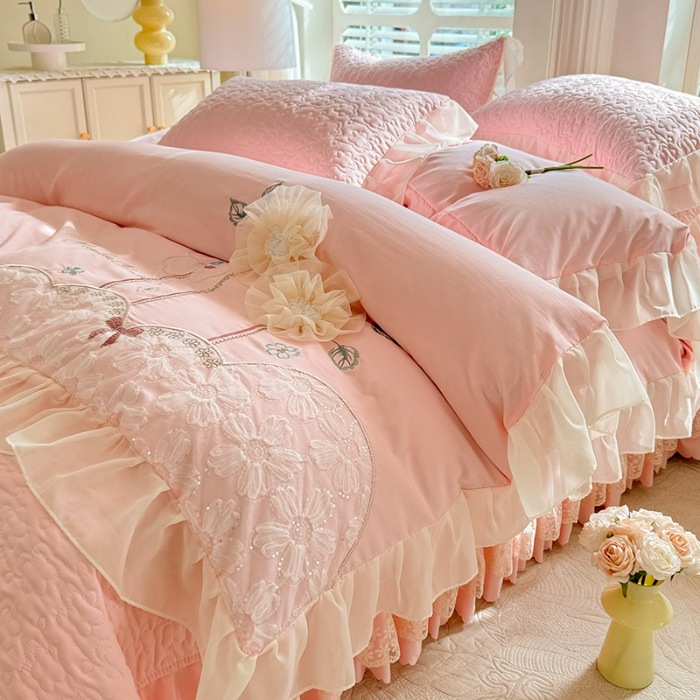91家纺网 家纺一手货源 找家纺 苏米娜2025春夏新品韩版公主风超柔水洗棉床盖四件套刺绣针织棉双层纱纯棉棉麻全棉公主风床盖款四件套 秘密花园—樱花粉