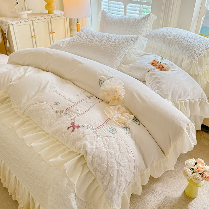 91家纺网 家纺一手货源 找家纺 苏米娜2025春夏新品韩版公主风超柔水洗棉床盖四件套刺绣针织棉双层纱纯棉棉麻全棉公主风床盖款四件套  秘密花园—奶昔白