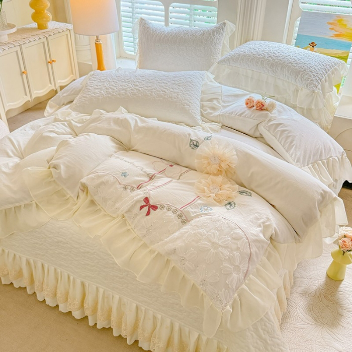 91家纺网 家纺一手货源 找家纺 苏米娜2025春夏新品韩版公主风超柔水洗棉床盖四件套刺绣针织棉双层纱纯棉棉麻全棉公主风床盖款四件套  秘密花园—奶昔白