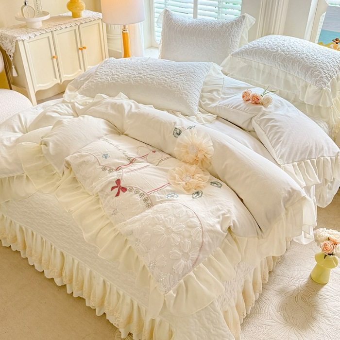 91家纺网 家纺一手货源 找家纺 苏米娜2025春夏新品韩版公主风超柔水洗棉床盖四件套刺绣针织棉双层纱纯棉棉麻全棉公主风床盖款四件套  秘密花园—奶昔白