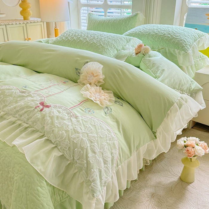 91家纺网 家纺一手货源 找家纺 苏米娜2025春夏新品韩版公主风超柔水洗棉床盖四件套刺绣针织棉双层纱纯棉棉麻全棉公主风床盖款四件套  秘密花园—新芽绿