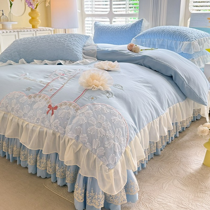 91家纺网 家纺一手货源 找家纺 苏米娜2025春夏新品韩版公主风超柔水洗棉床盖四件套刺绣针织棉双层纱纯棉棉麻全棉公主风床盖款四件套  秘密花园—婴儿蓝 