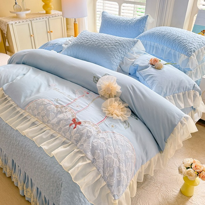 91家纺网 家纺一手货源 找家纺 苏米娜2025春夏新品韩版公主风超柔水洗棉床盖四件套刺绣针织棉双层纱纯棉棉麻全棉公主风床盖款四件套  秘密花园—婴儿蓝 