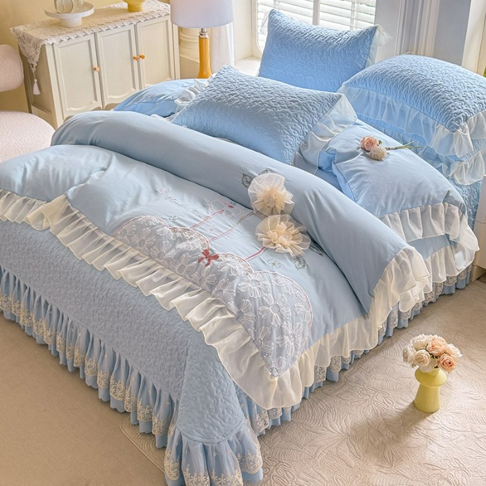91家纺网 家纺一手货源 找家纺 苏米娜2025春夏新品韩版公主风超柔水洗棉床盖四件套刺绣针织棉双层纱纯棉棉麻全棉公主风床盖款四件套  秘密花园—婴儿蓝 