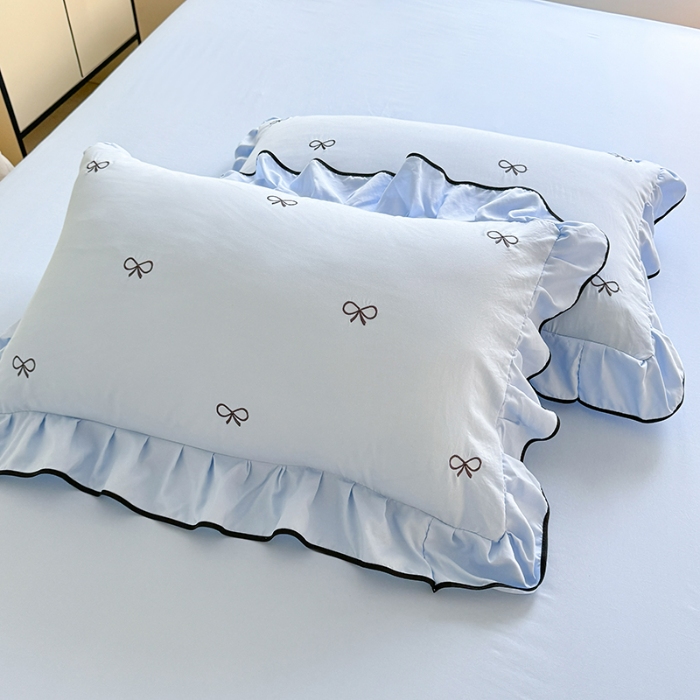 91家纺网 家纺一手货源 找家纺 漫布云家纺2025春夏新品韩版花边超柔水洗棉四件套蝴蝶结刺绣全棉磨毛水洗棉麻双层纱色织水洗棉四件套    蝶儿飞飞—婴儿蓝