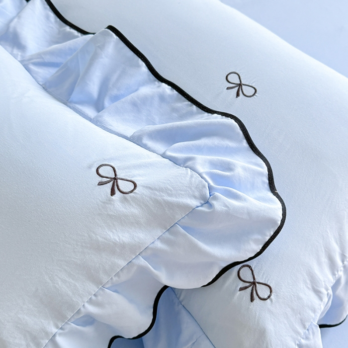 91家纺网 家纺一手货源 找家纺 漫布云家纺2025春夏新品韩版花边超柔水洗棉四件套蝴蝶结刺绣全棉磨毛水洗棉麻双层纱色织水洗棉四件套    蝶儿飞飞—婴儿蓝