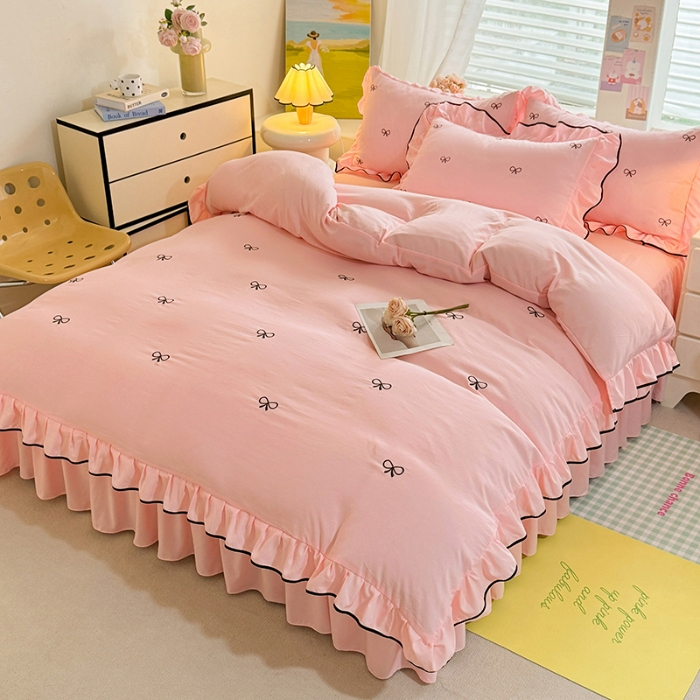 91家纺网 家纺一手货源 找家纺 漫布云家纺2025春夏新品韩版花边超柔水洗棉四件套蝴蝶结刺绣全棉磨毛水洗棉麻双层纱色织水洗棉四件套  蝶儿飞飞—樱花粉