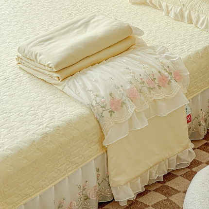 91家纺网 家纺一手货源 找家纺 （总）漫布云2025春夏新款韩版公主风水洗棉蕾丝床盖款夏被四件套法式蕾丝花边床裙款三件套